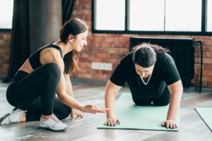 ダイエットのために運動をする女性