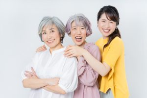 健康髪の毛で友だちと笑顔